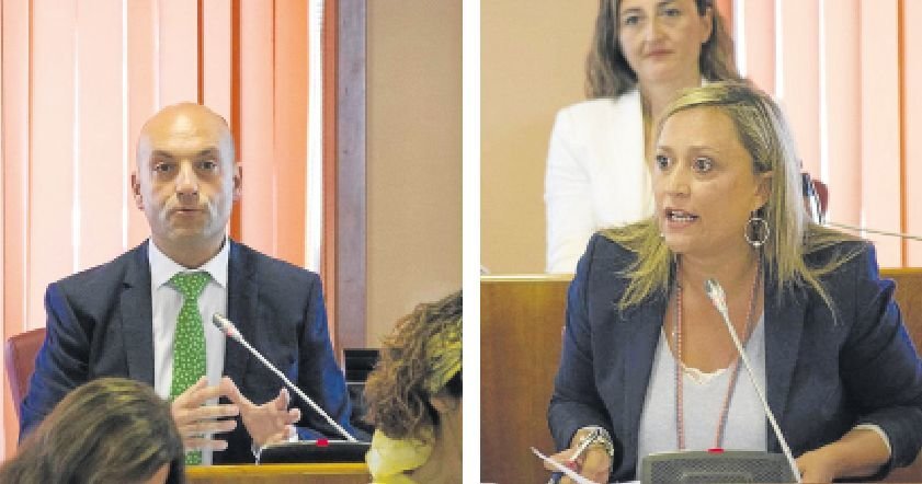 El concejal de Hacienda, Jaime Aneiros, dio cuenta  de la ejecución del presupuesto. A la derecha Elena Muñoz.