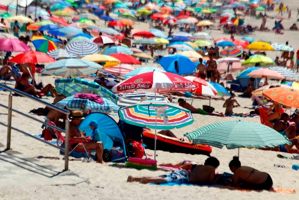 Las playas siguen registrando lleno absoluto debido a las altas temperaturas.