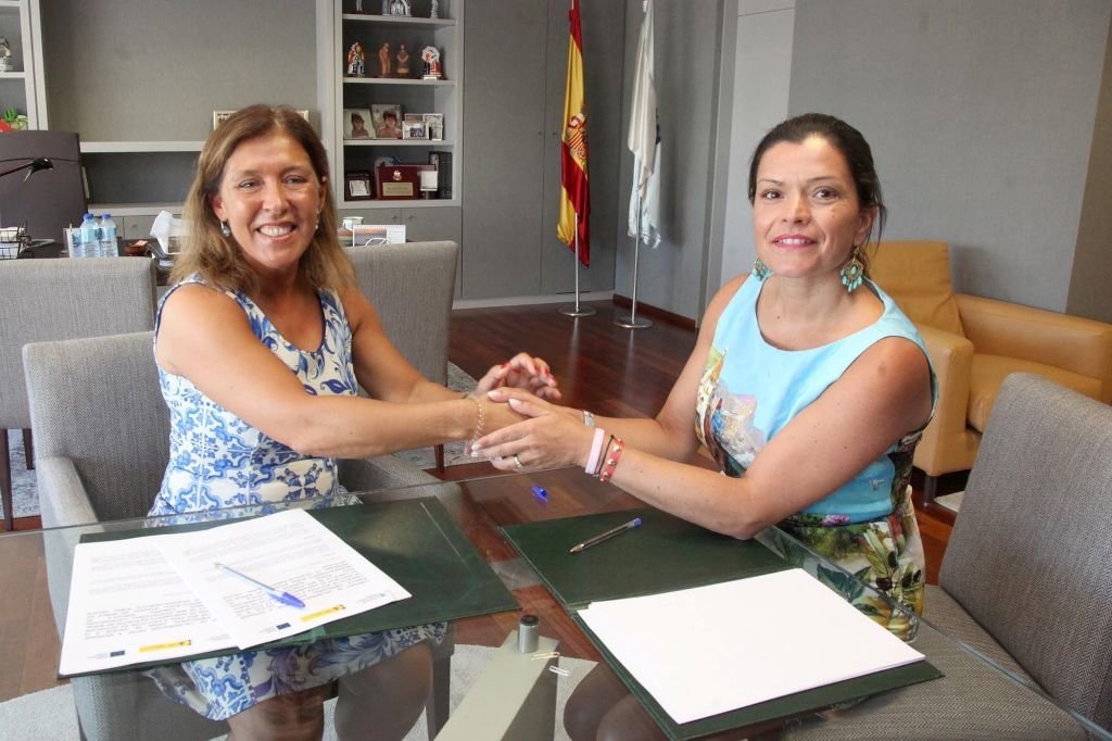 La alcaldesa, Nidia Arévalo (derecha), y la conselleira Beatriz Mato, ayer tras firmar el convenio.