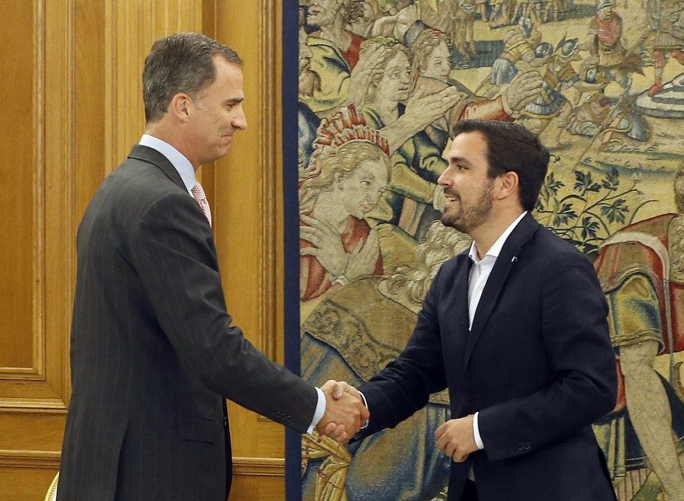 El rey y Garzón se saludan al inicio de su encuentro en el Palacio de la Zarzuela.