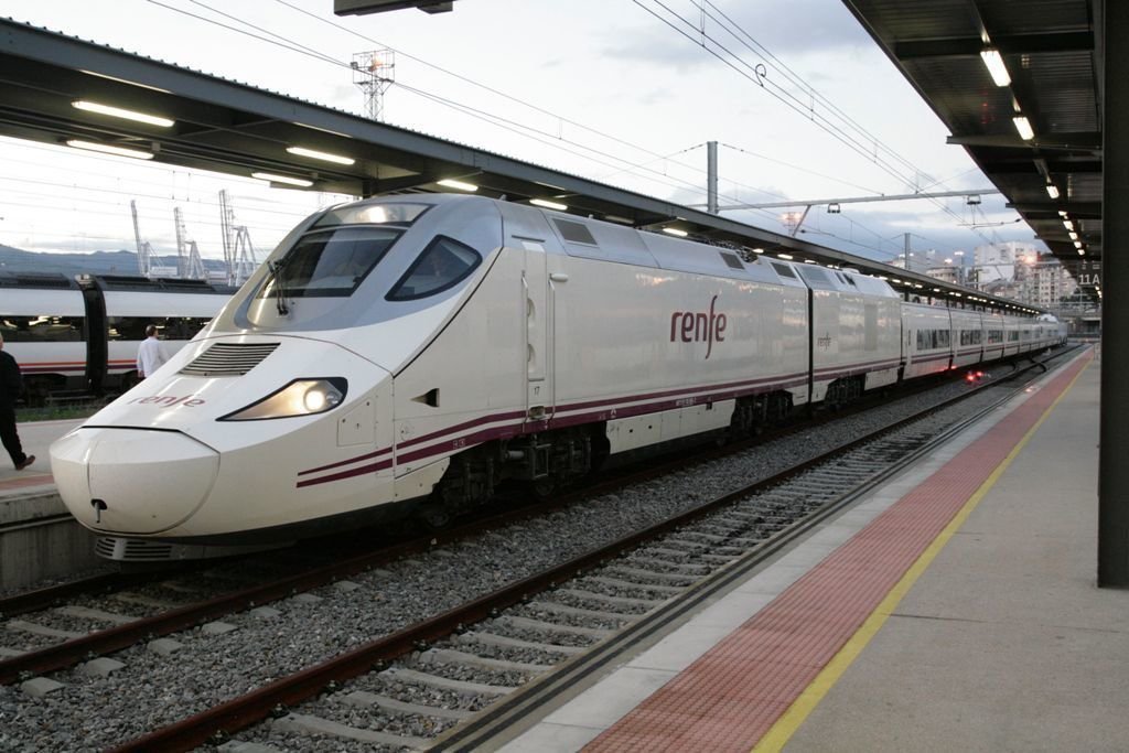 Uno de los trenes Alvia que une Vigo con Madrid, a su llegada a la estación de Guixar.