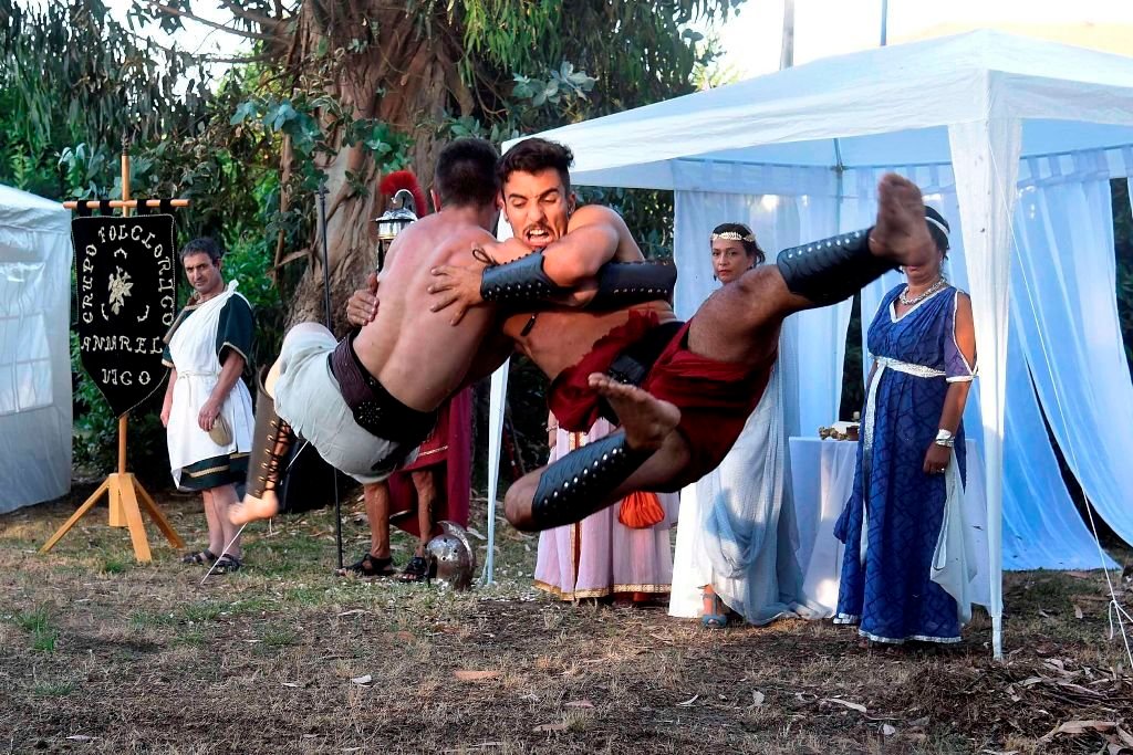La lucha de gladiadores sorprendió por los saltos y acrobacias de los actores.