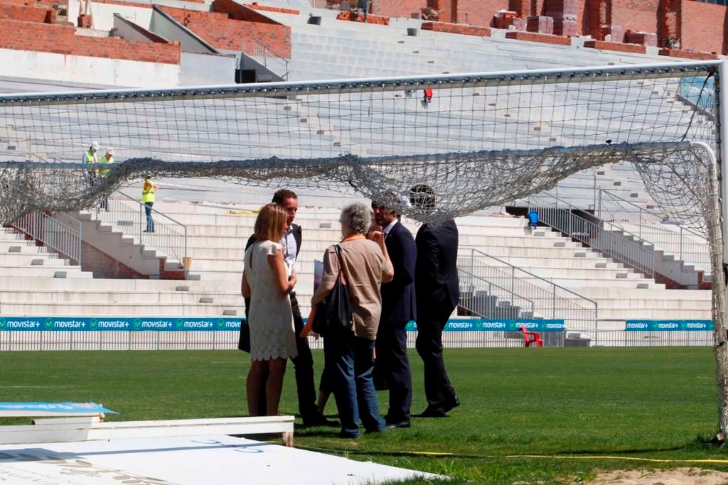 Los técnicos de la UEFA inspeccionan los graderíos, las porterías y el césped con la grada de Tribuna al fondo.