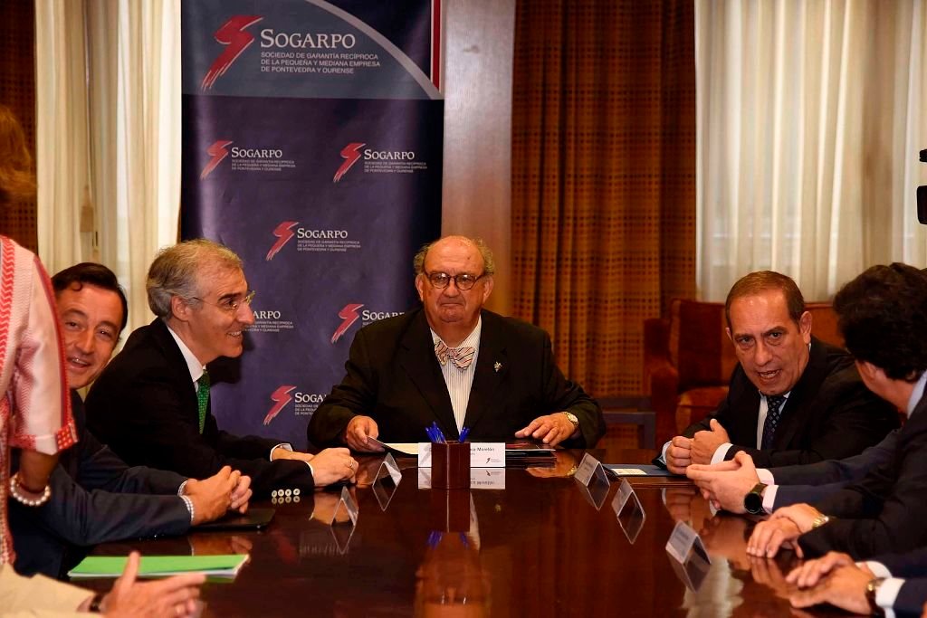 Francisco Conde, José María Fonseca y Valeriano Martínez, durante la firma del convenio en la sede de Sogarpo.