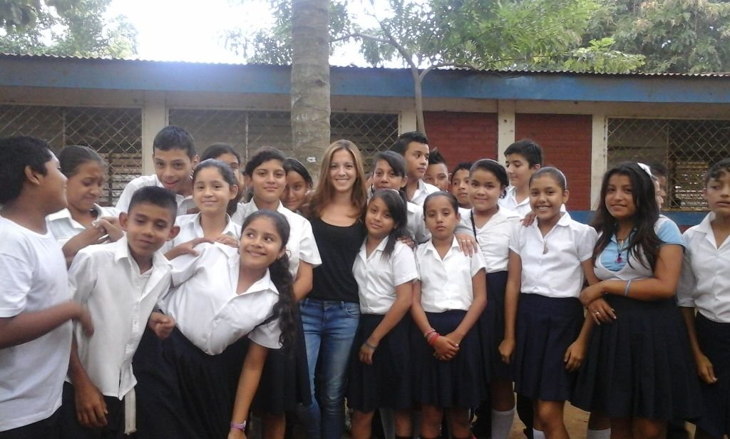 Nerea, una de las voluntarias en Nicaragua, con un grupo de alumnas a las que enseña inglés.