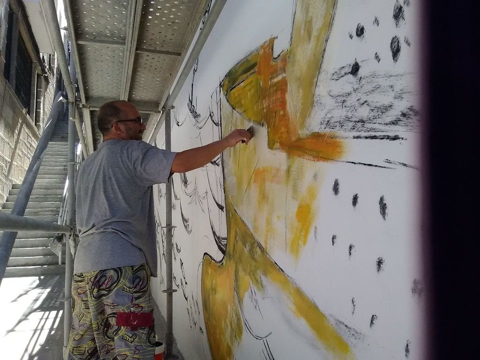 Ramón Trigo, en su segundo día con el mural de 28 metros que unirá Torrecedeira con Marqués de Valterra.