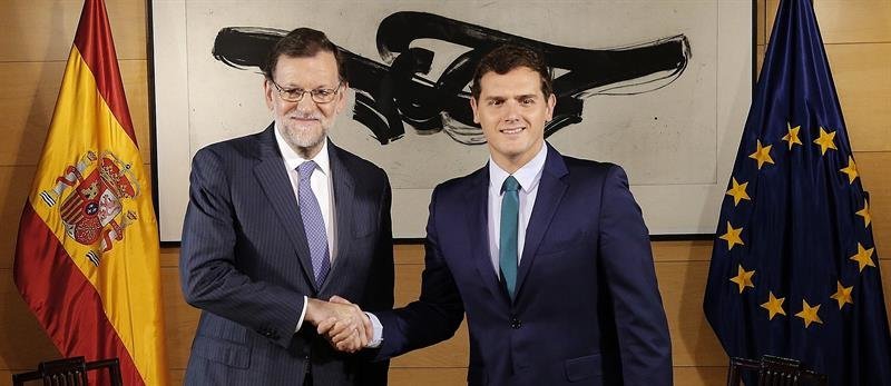 El presidente del Gobierno en funciones, Mariano Rajoy (i), y el líder de Ciudadanos, Albert Rivera