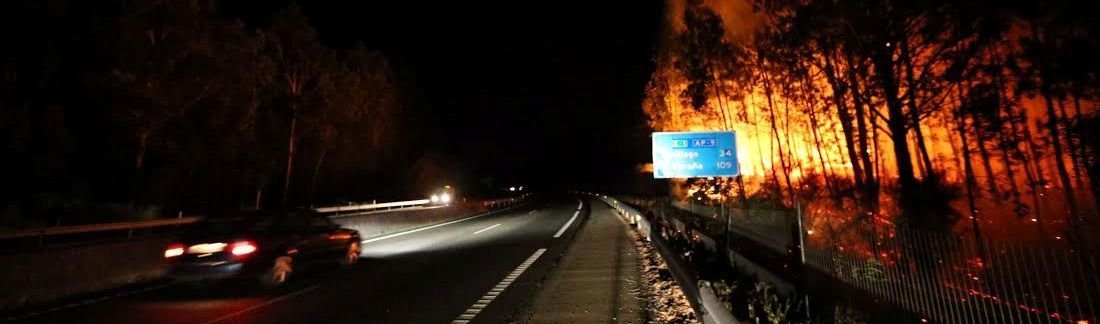 El incendio declarado en las proximidades de Caldas de Reis afectó a la autopista, obligando a cortar la circulación de noche.