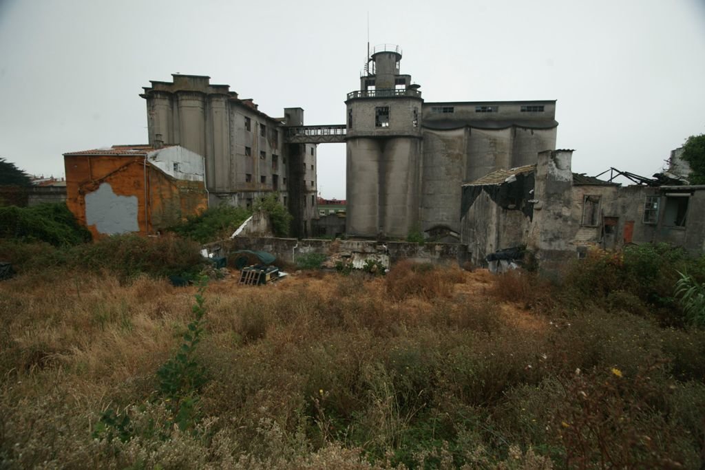 La antigua Panificadora, con sus característicos silos, un edificio convertido en ruina.