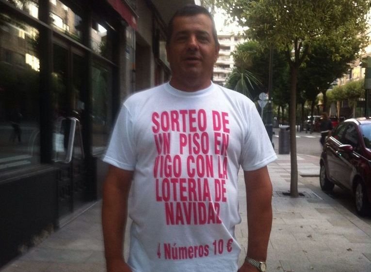 Manuel Vázquez con una camiseta de promoción del sorteo.