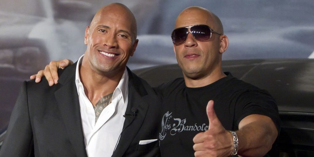 The Rock y Vin Diesel posando en el estreno de una película.