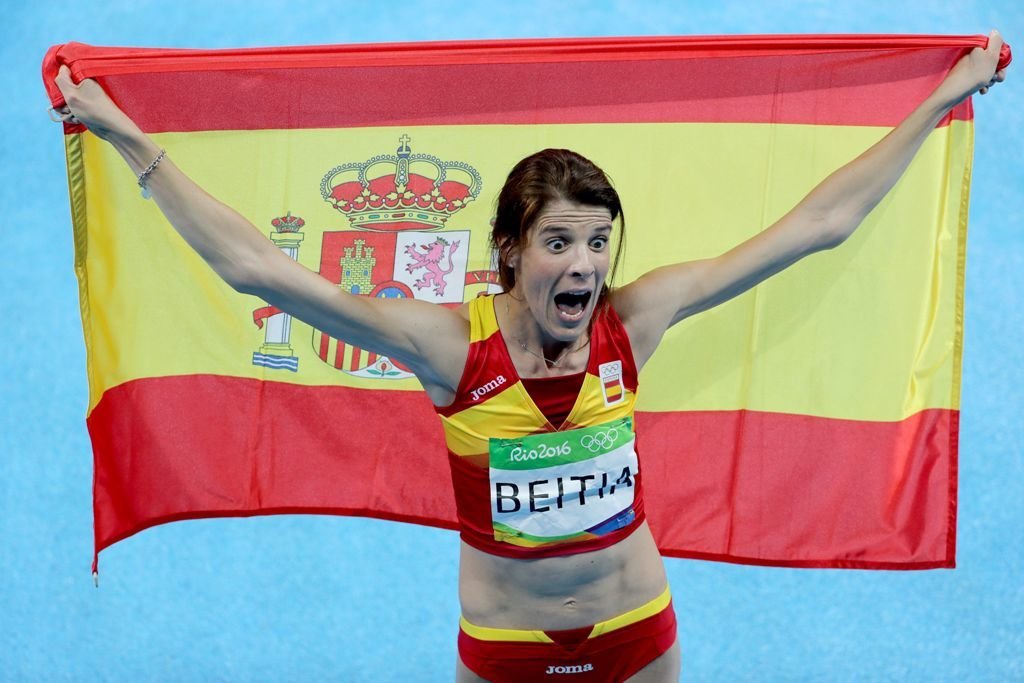 Ruth Beitia celebra con una bandera de España su primera medalla de oro en unos Juegos Olímpicos, ayer, en Río de Janeiro.