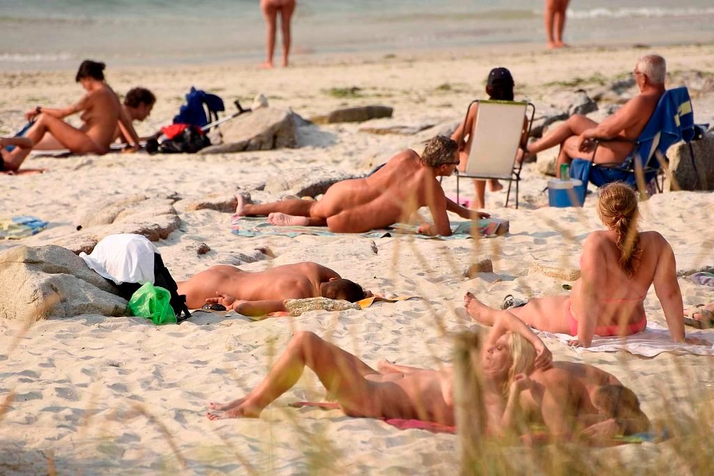 Gente tomando el sol en la playa de Fontaíñas, vecina de O Vao, que se ha convertido en la playa más popular nudista en el término municipal vigués.