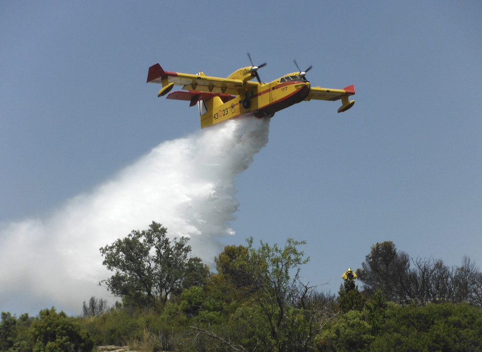 Un hidroavión combate el incendio en la Reserva Natural de la Garganta de los Infiernos, en el Valle del Jerte.