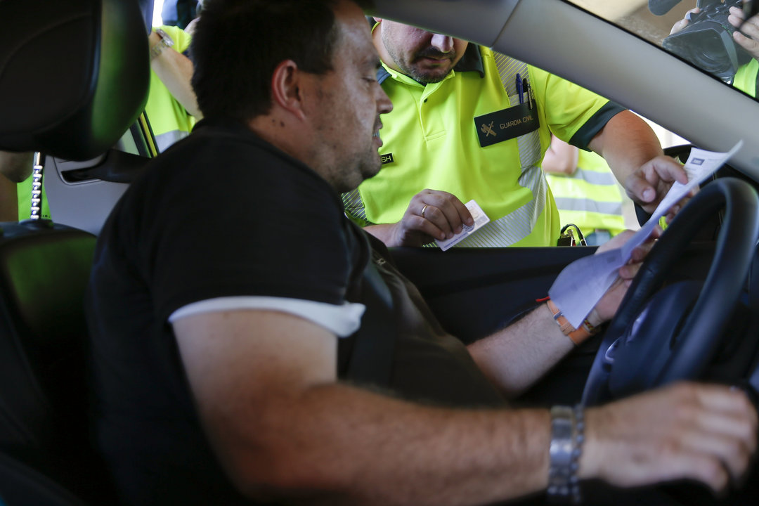 Un agente de la Guardia Civil de Tráfico multa a un conductor en el primer día de la campaña.