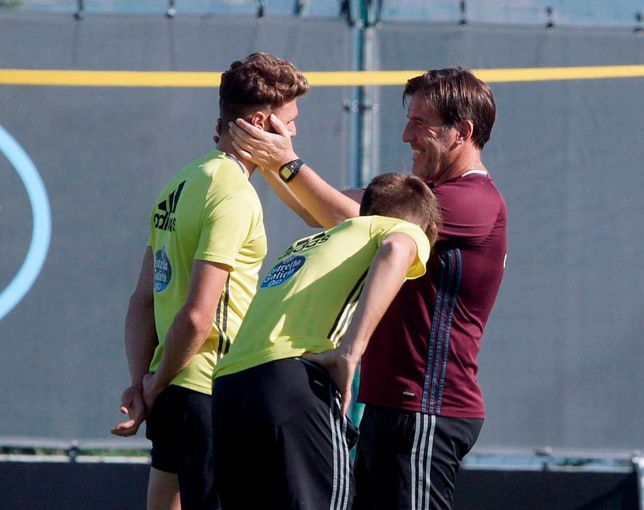 El técnico Eduardo Berizzo bromea de forma cariñosa con Sergi Gómez en el entrenamiento de ayer.