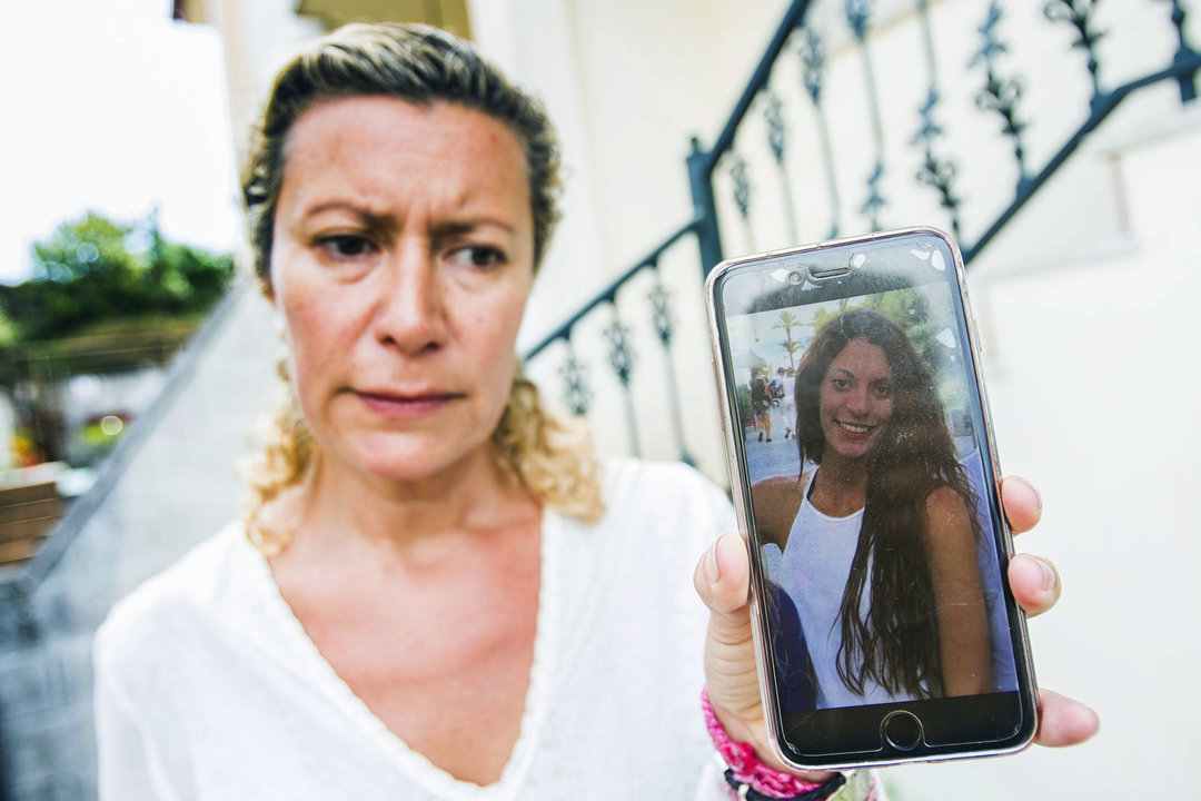 La madre de la joven Diana María Quer López-Pinel, de 18 años, muestra una imagen de su hija.