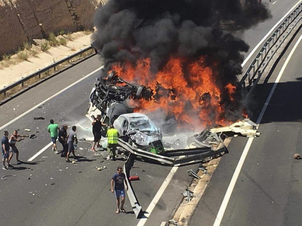 Imagen con los vehículos incendiados en el accidente de Elche.