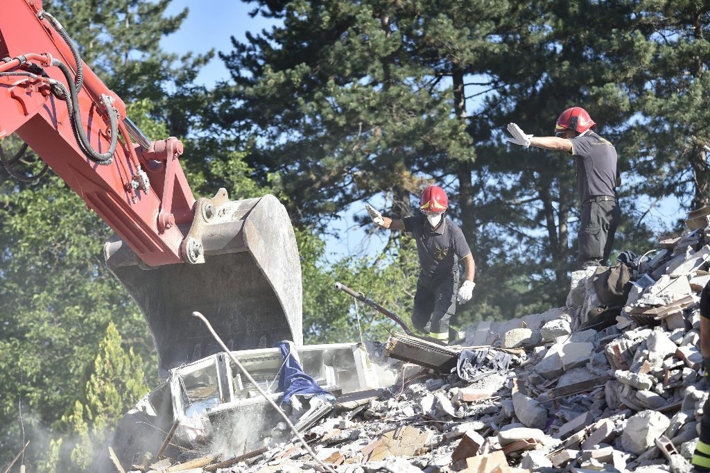 Los bomberos buscan supervivientes entre la montaña de escombros de un edificio derrumbado en la localidad de Amatrice.