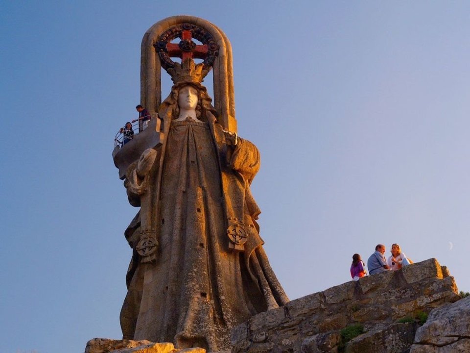 La escultura de piedra diseñada por Antonio Palacios está incrustada en las faldas del monte Sansón.