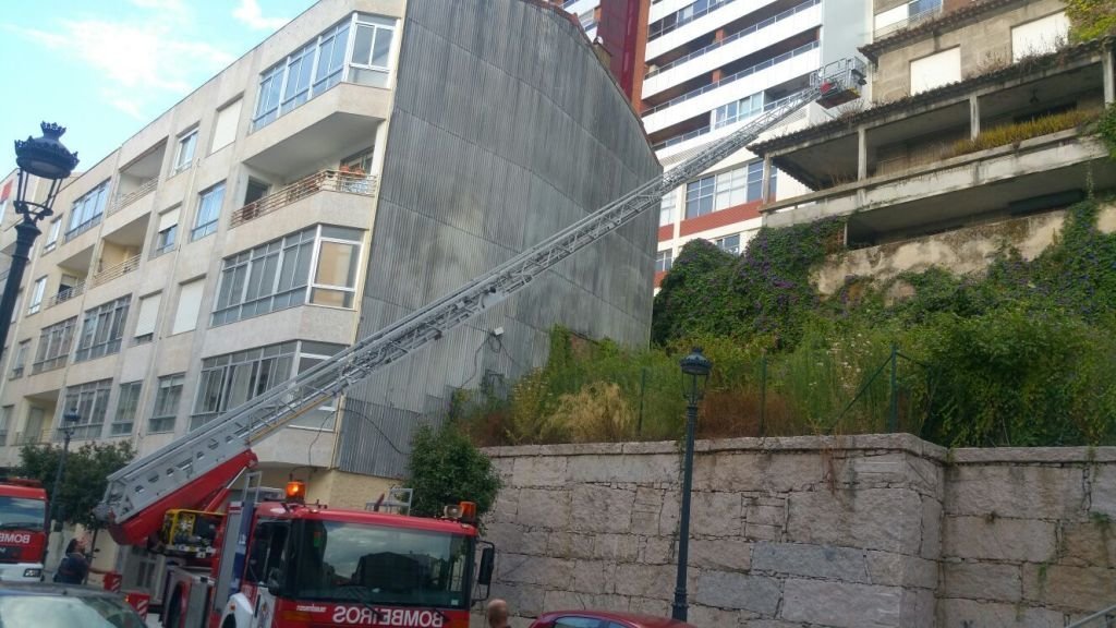 El coche escalera tuvo que salvar una altura de casi 40 metros en una casa situada en un desnivel.