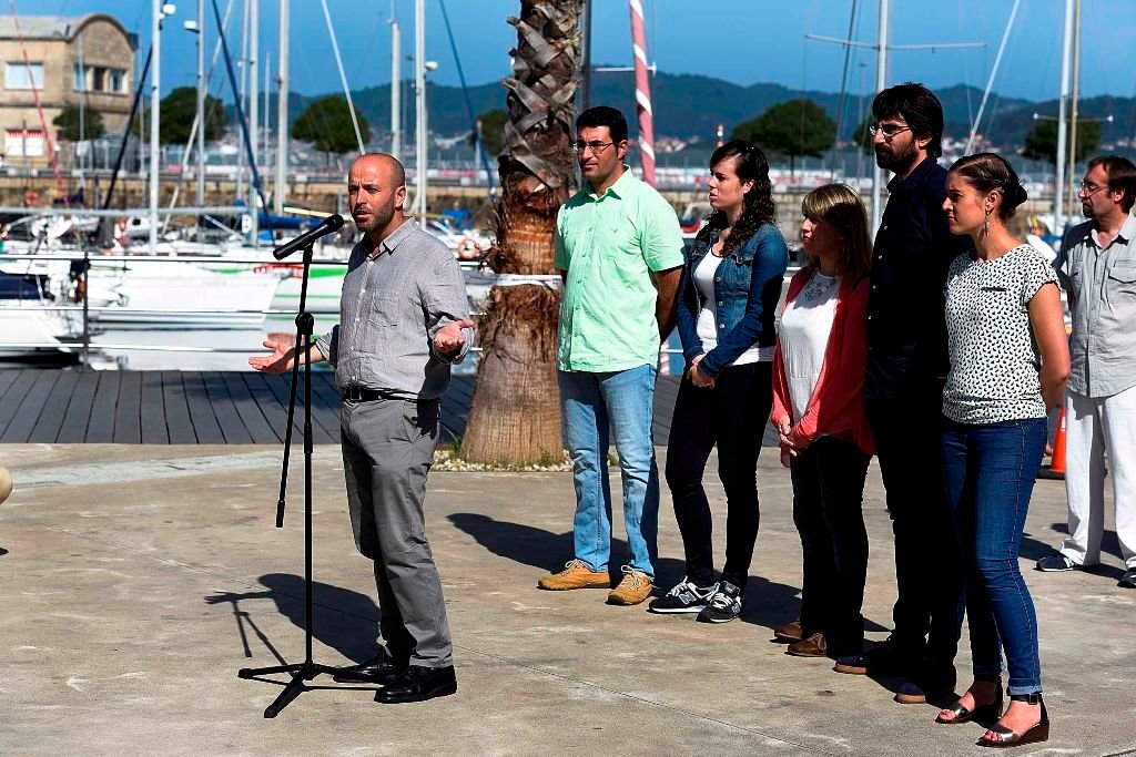 Luís Villares, ayer en la Estación Marítima, con miembros de la candidatura por Pontevedra.