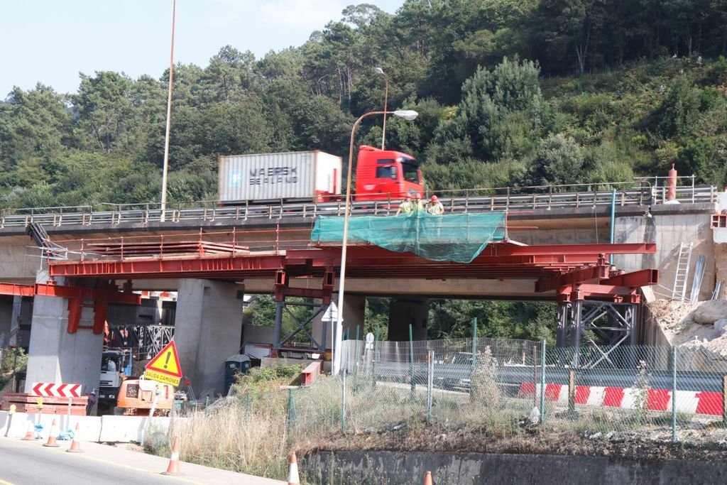 Un camión circula por la zona de obras en el viaducto anterior al puente de Rande, donde se instalan los dos nuevos carriles extras.