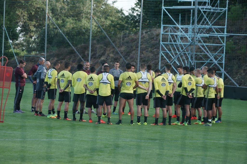 Eduardo Berizzo habla con sus futbolistas antes del inicio del entrenamiento de ayer en las instalaciones deportivas de A Madroa.