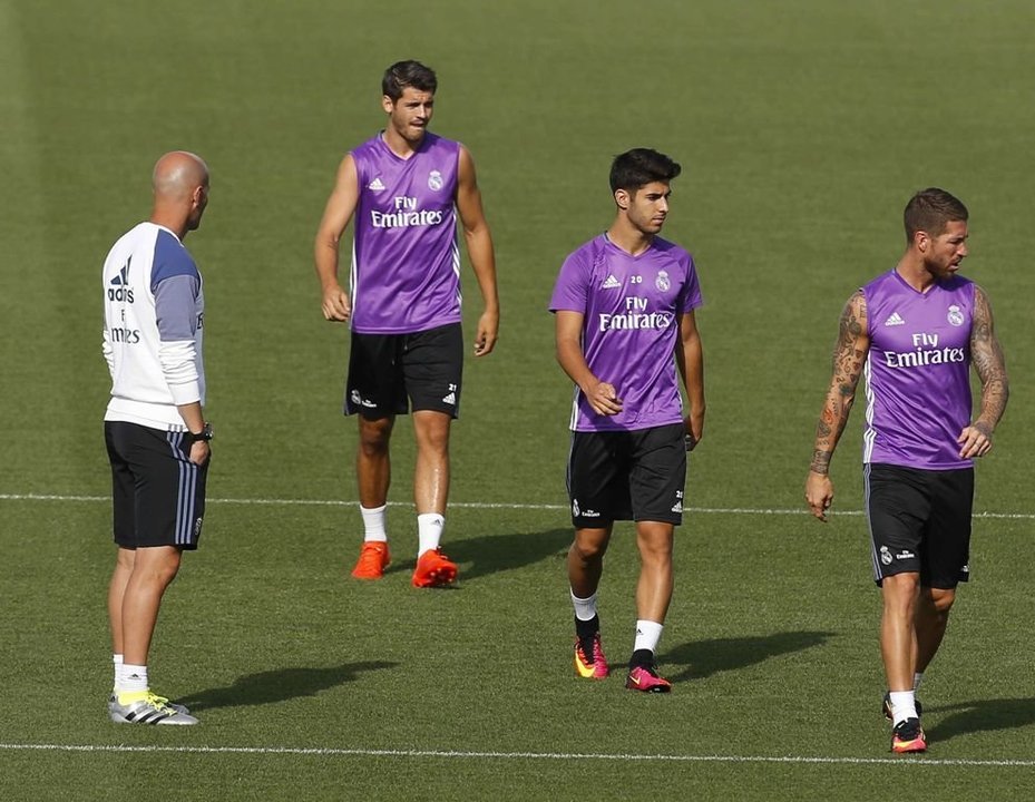 Zidane, de espaldas, ayer junto a Morata, Asensio y Sergio Ramos.