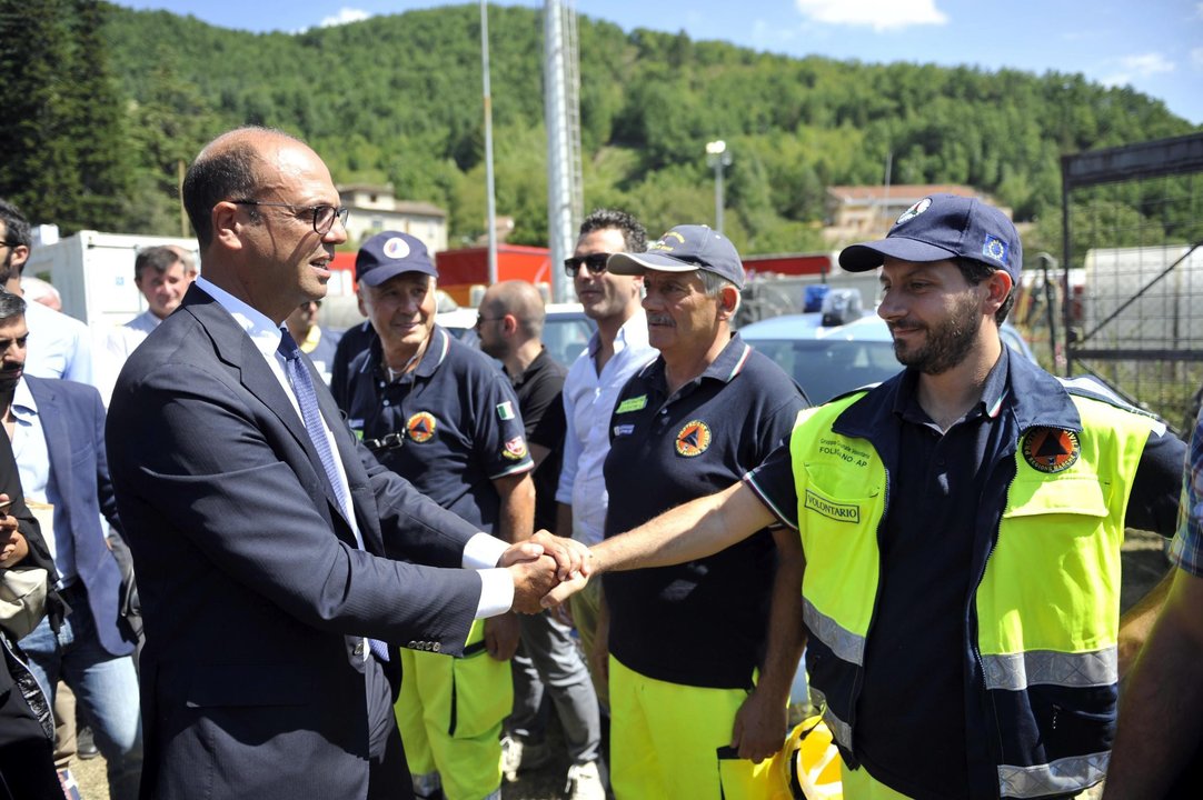 El ministro del Interior, Angelino Alfano, saluda a miembros de los servicios de rescate en Arquata del Tronto.