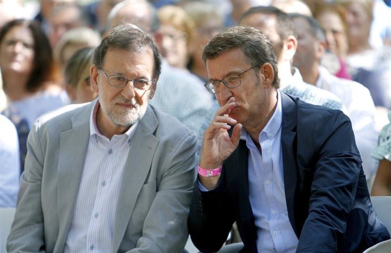 El presidente del PP y del Gobierno en funciones, Mariano Rajoy (d), y el presidente de la Xunta, Alberto Núñez Feijóo