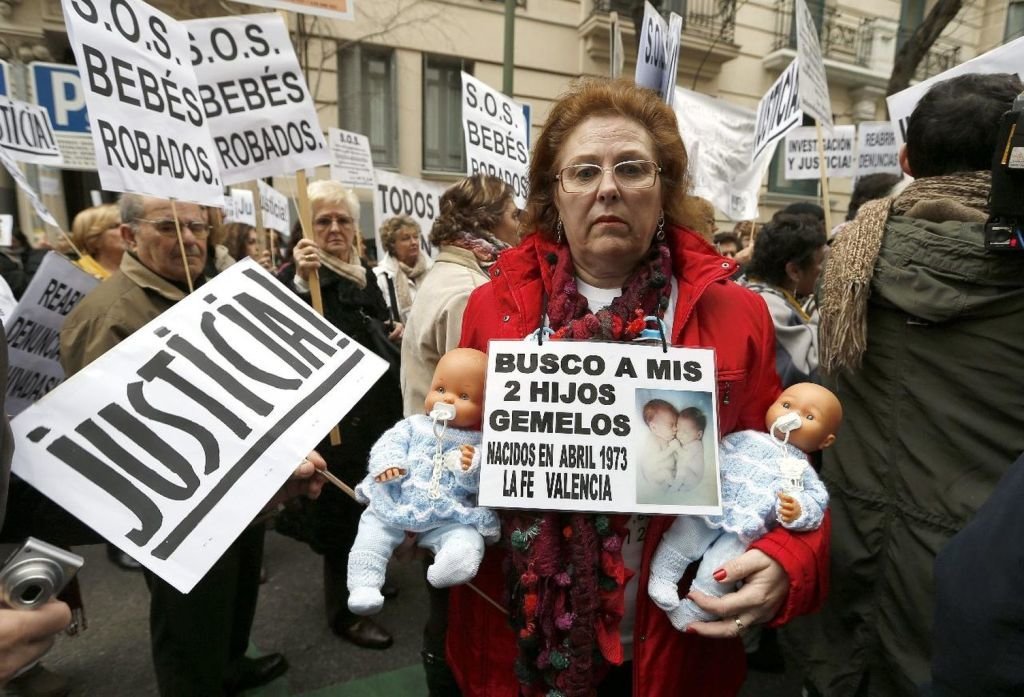 Concentración en Madrid de familiares de bebés robados protestando por el archivo de casos.