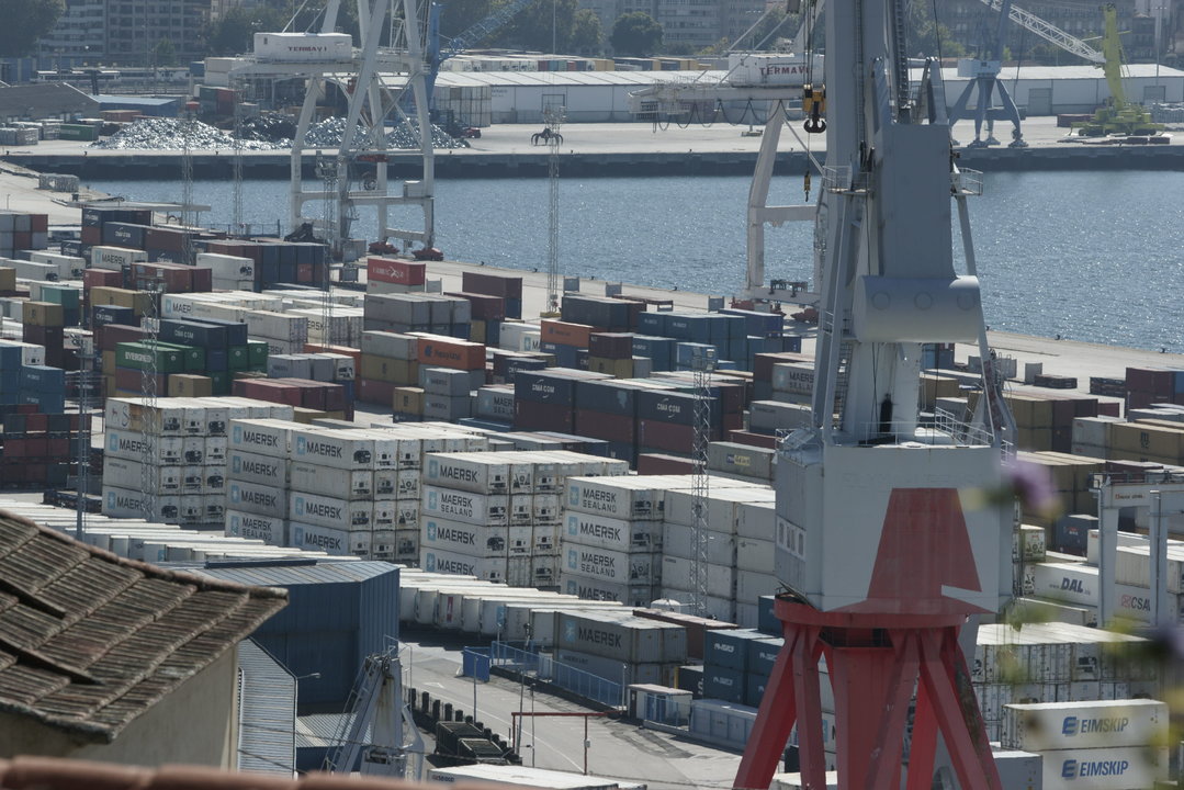 Contenedores ayer en la terminal marítima de Guixar, donde destacan los de Maersk, aunque cada vez menos sobre el total de mercancía en depósitos.