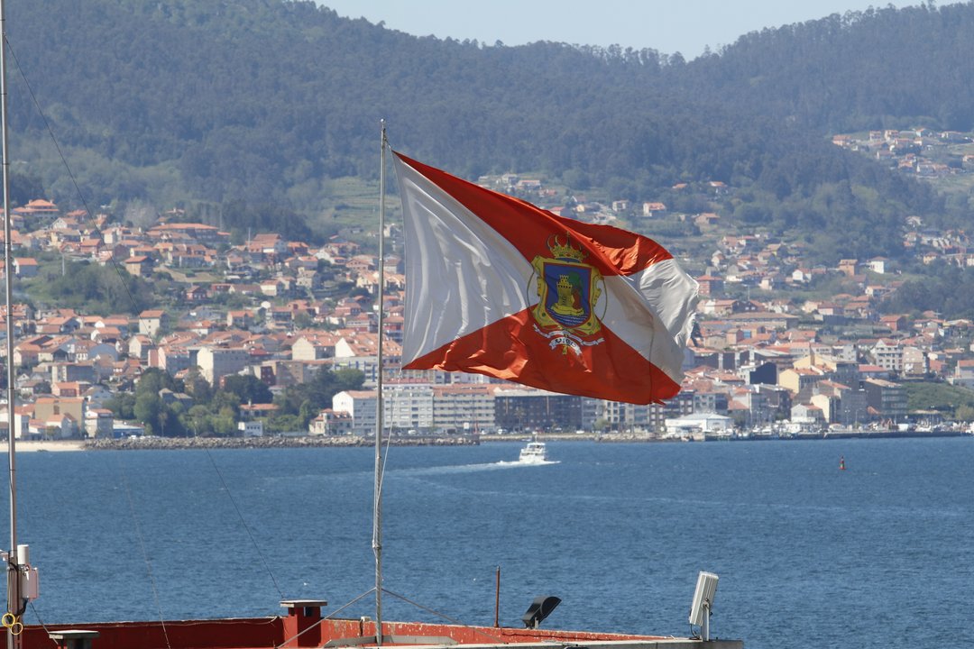 La bandera de Vigo ondea sobre la fachada de la Estación Marítima.