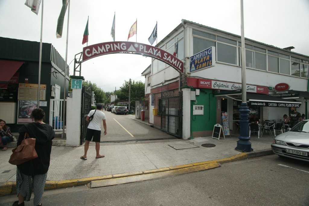 El Playa Samil continúa con aforo completo después de la mejor temporada en años para los tres campings de la ciudad, la mayoría de campistas son portugueses.