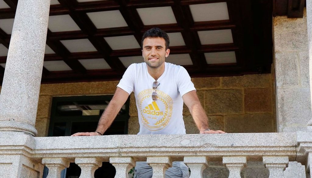 Giuseppe Rossi posa en la sede del Celta en Praza de España tras superar el reconocimiento