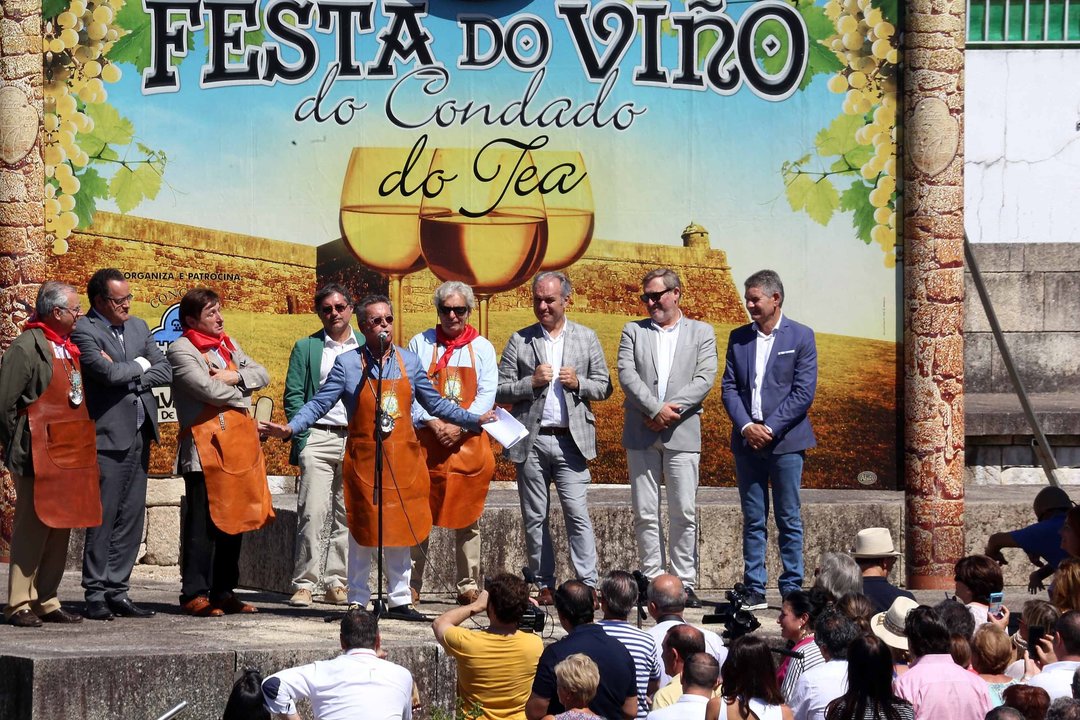Josemi Rodríguez Sieiro leyó el pregón ante una multitud de asistentes a la fiesta. En la foto, además del periodista, el alcalde de Salvaterra, el de Monçao, entre otros.