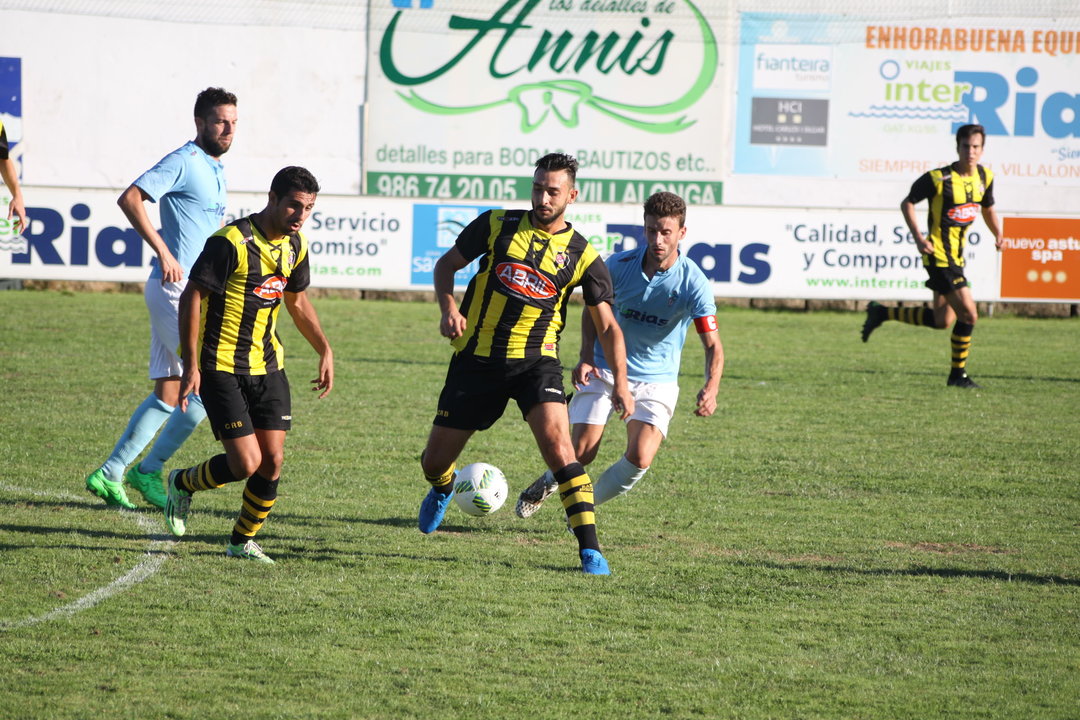 Pablo Carnero, con el balón, en el partido de ayer entre el Rápido y el Vilalonga.