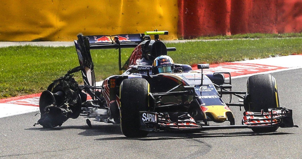 Carlos Sainz salió bien pero tuvo que abandonar en la segunda vuelta tras sufrir un pinchazo.