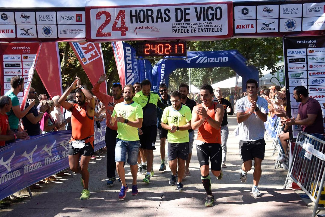 El público aplaude a algunos de los participantes en la carrera recién superadas las 24 horas de la prueba celebrada en el parque de Castrelos.