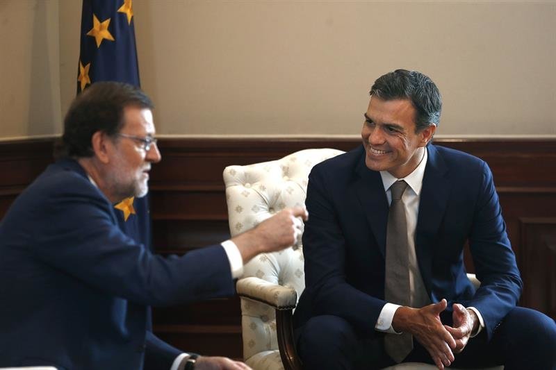 El presidente del PP y del Gobierno en funciones, Mariano Rajoy (i), y el secretario general del PSOE, Pedro Sánchez