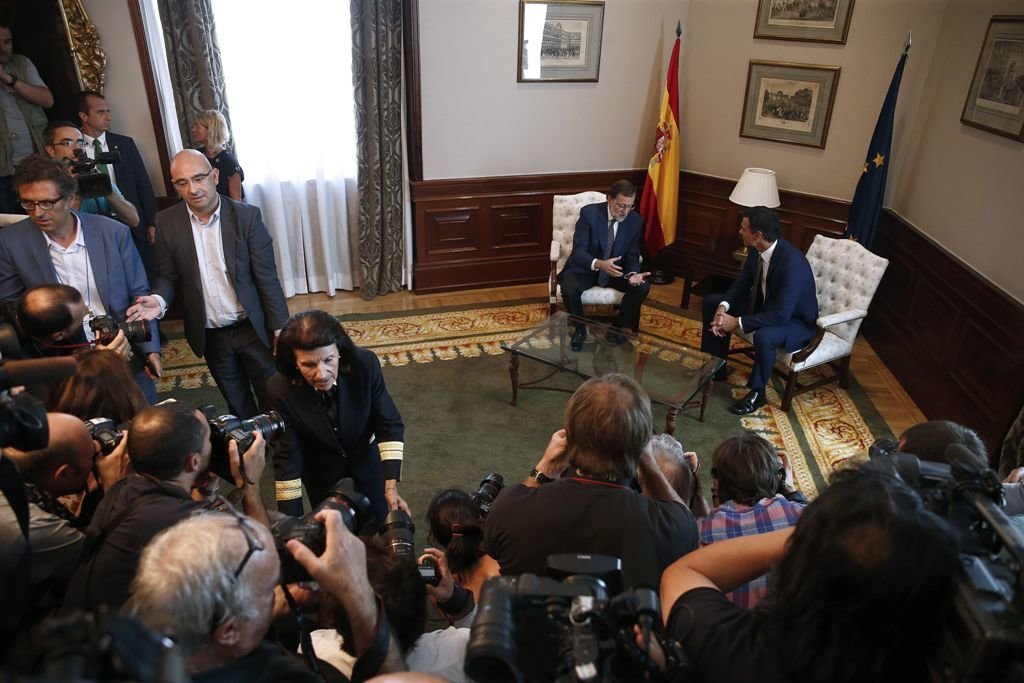 Mariano Rajoy y Pedro Sánchez, ayer rodeados de medios durante su breve encuentro que se saldó sin ningún acuerdo.