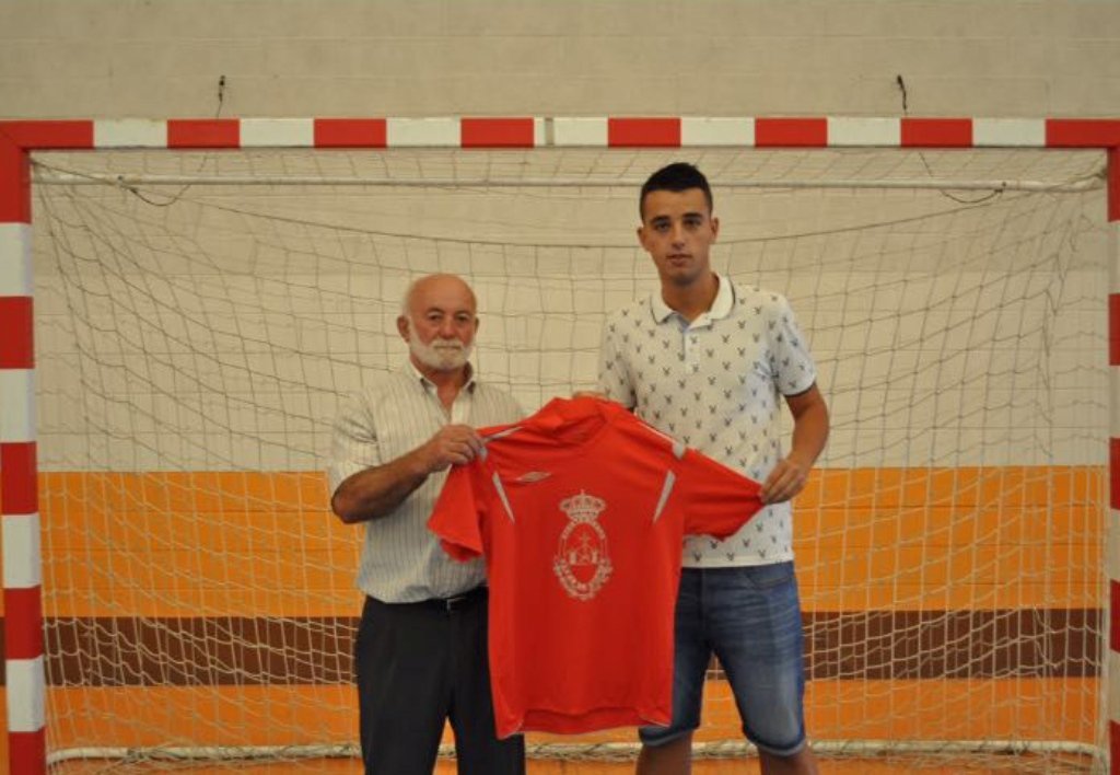 Manuel Ferreira, presidente, y Jacobo Amoedo, con la camiseta del Pazos, su club de formación.