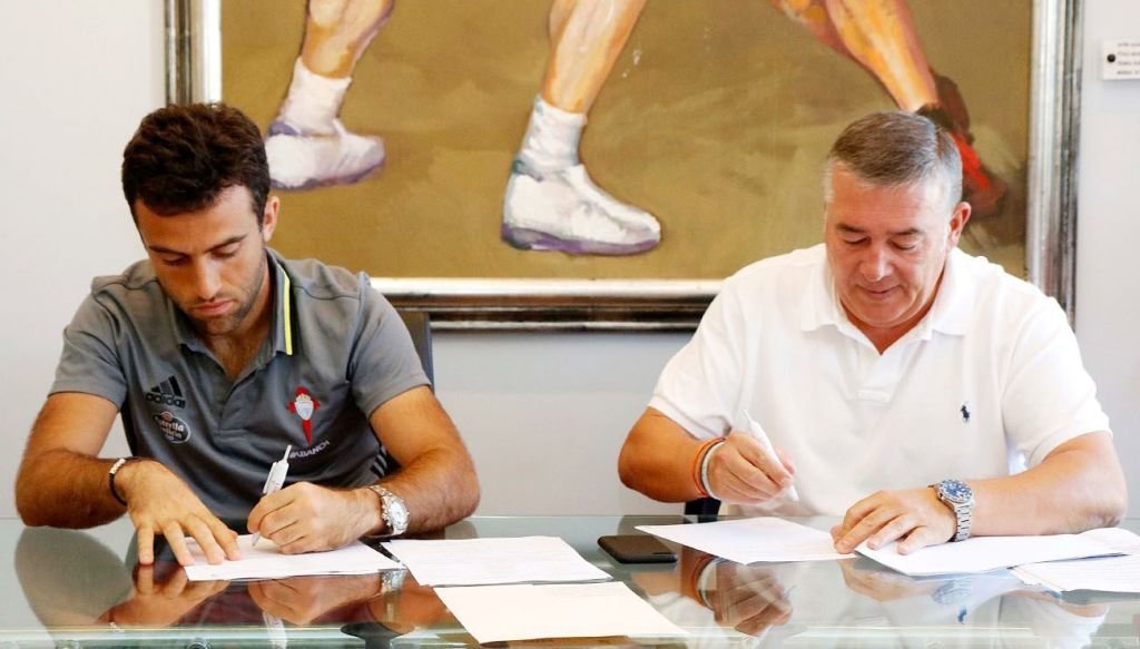 Rossi firmó ayer su contrato de una temporada con opción a otra junto al vicepresidente del Celta Ricardo Barros.