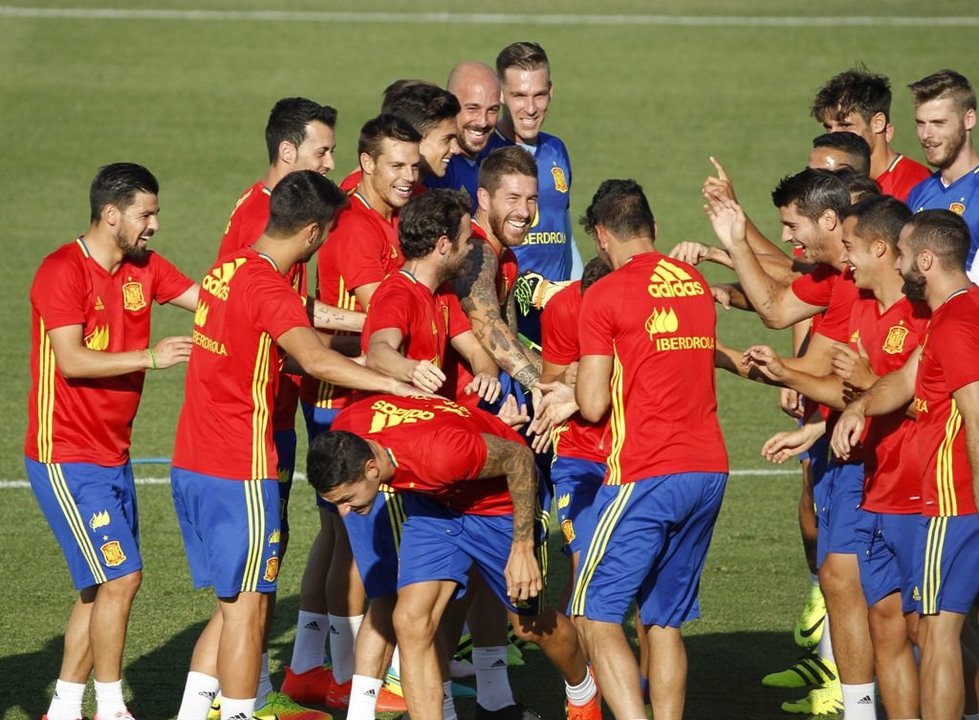 Los jugadores de la selección española bromean en el primer entrenamiento con Lopetegui.