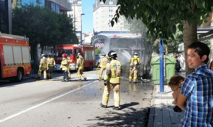 Incendio en el motor de un autobús de transporte público // Carla Costas