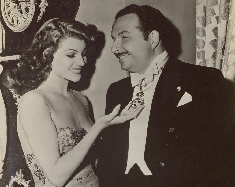 El director Xavier Cugat, con Rita Haywort, que comenzó como bailarina de su orquesta.