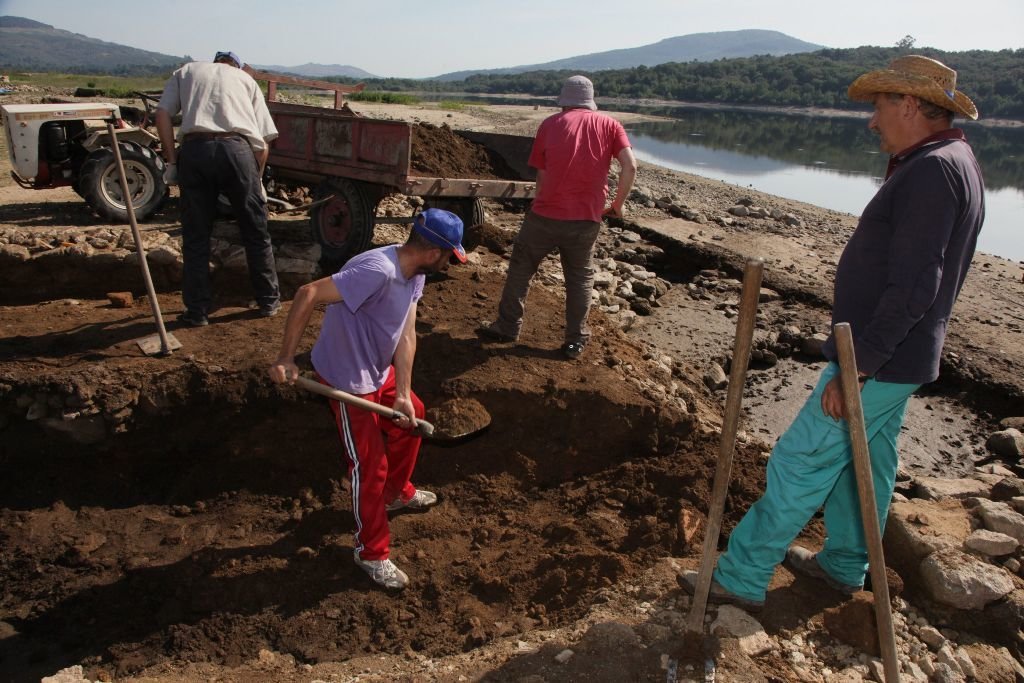 El grupo de trabajo que inició ayer las excavaciones en la zona de las letrinas del campamento.
