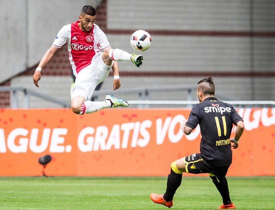 El jugador del Ajax Ziyech intenta controlar un balón ayer ante el Vitesse.
