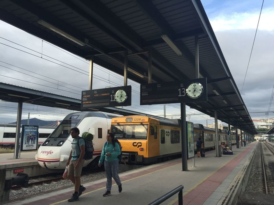 El tren Celta de las 20 horas salió ayer con normalidad de la estación de Guixar.